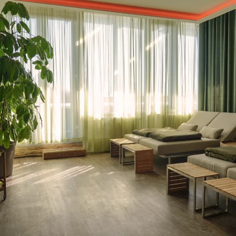 Ruhelounge im Day Spa von RELAX plus Leipzig mit Tageslicht und Grünpflanzen