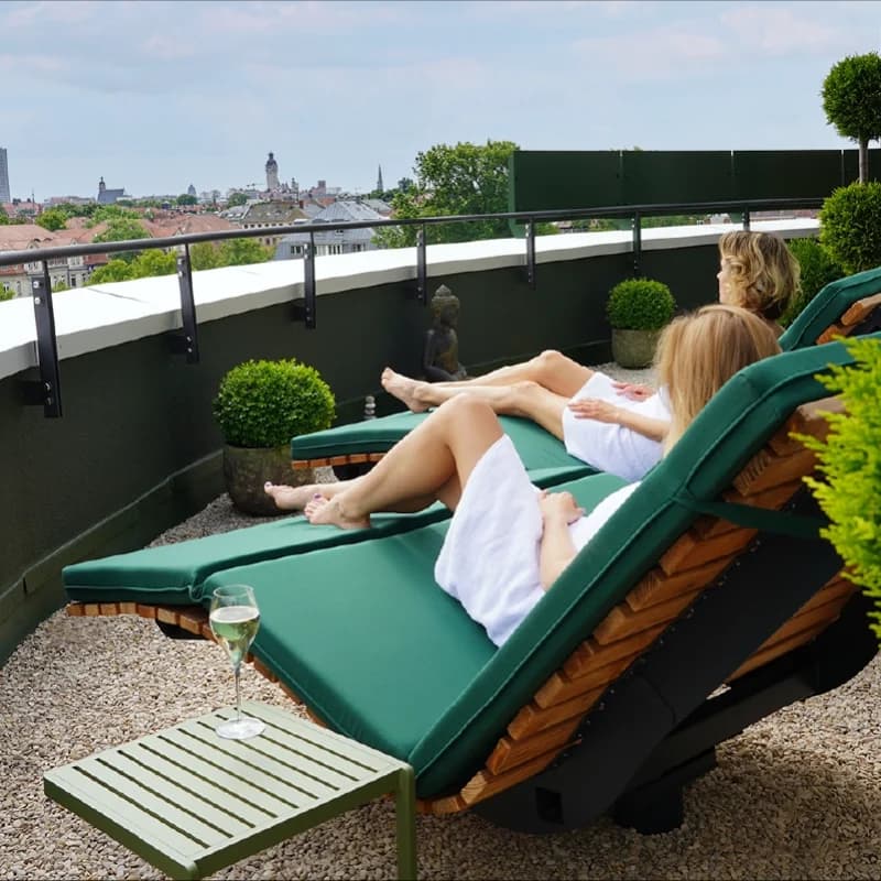 Zwei Frauen entspannen auf der Dachterrasse des Day Spa von RELAX plus mit Blick über Leipzig