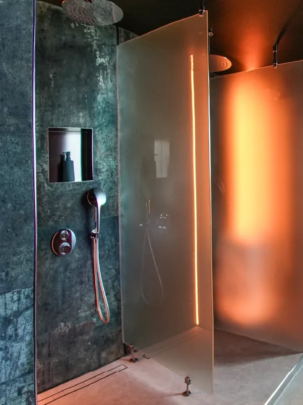 Regendusche im Day Spa von RELAX plus Leipzig mit Glasabtrennung und stimmungsvoller Beleuchtung