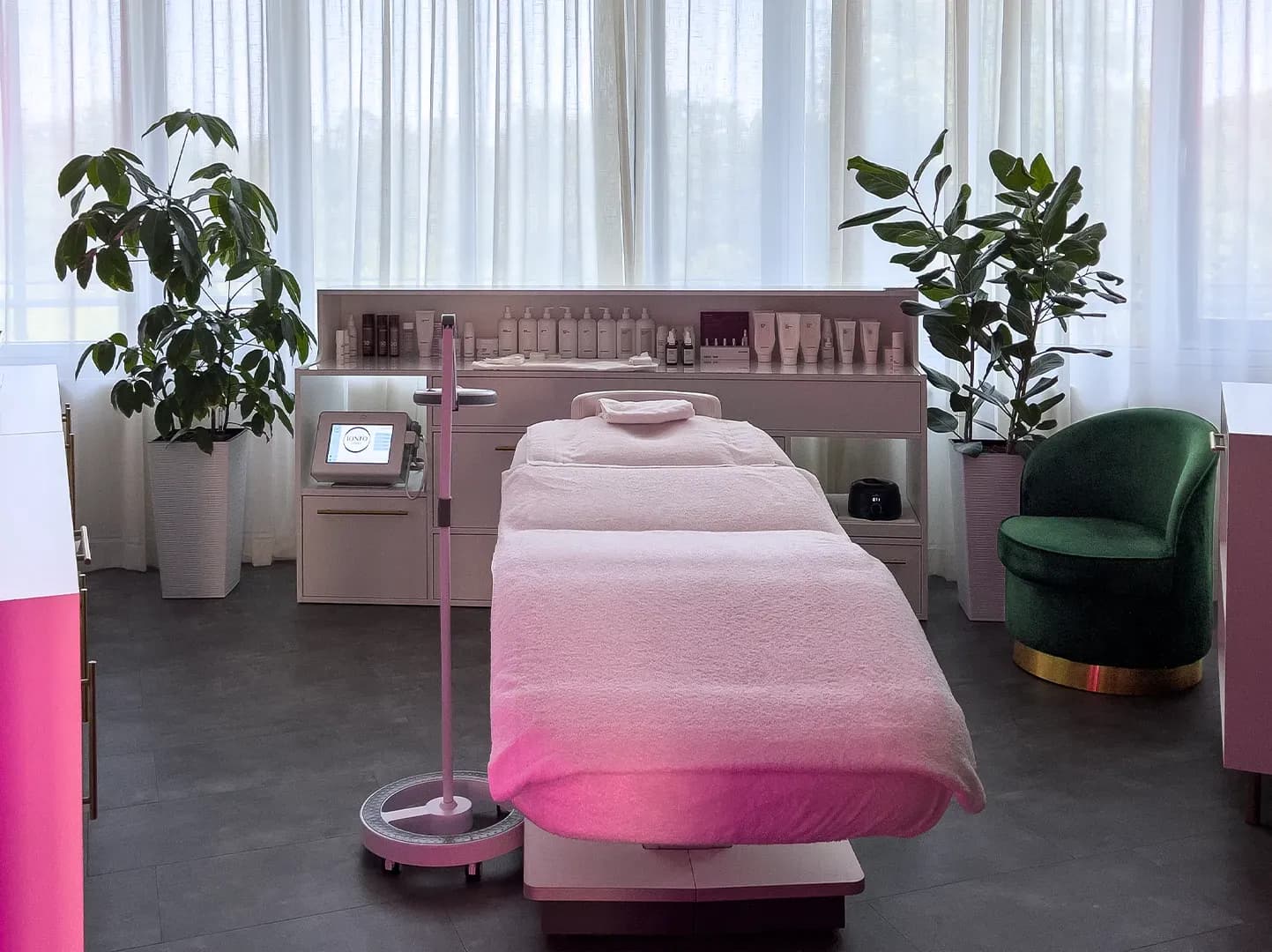Behandlungsraum für Kosmetik und Massage bei RELAX plus Leipzig mit zentraler Liege