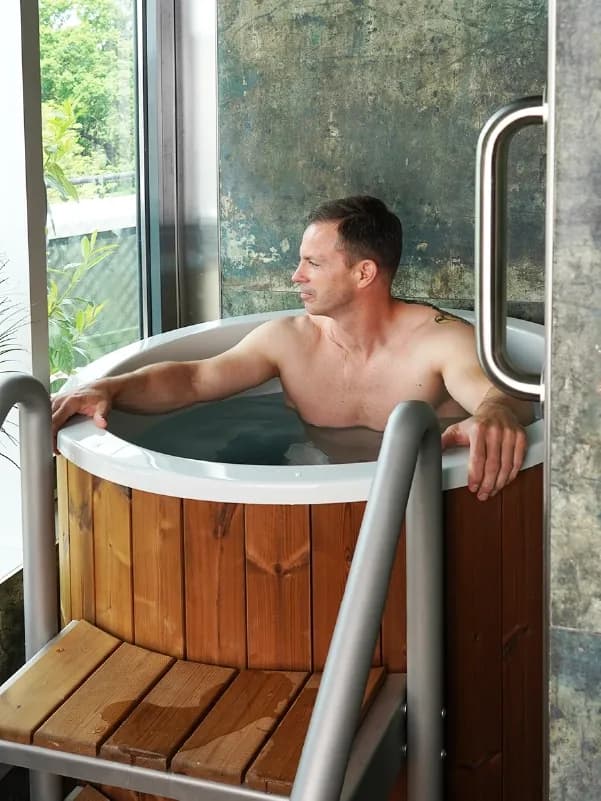Mann entspannt im Tauchbecken der SKYLINE-Etage von RELAX plus Leipzig